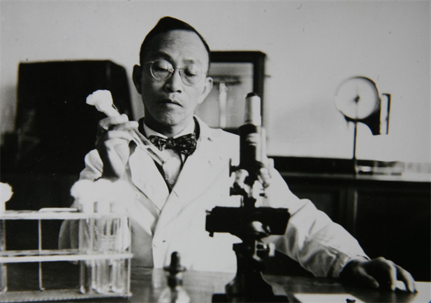 1955年，，，，，汤飞凡主持的沙眼研究小组疏散出天下上第一株“沙眼衣原体”，，，，，命名为TE8，，，，，后在国际医学界引起重大回声，，，，，为我国赢得了声誉，，，，，为我国微生物学界争得了庆幸.jpg