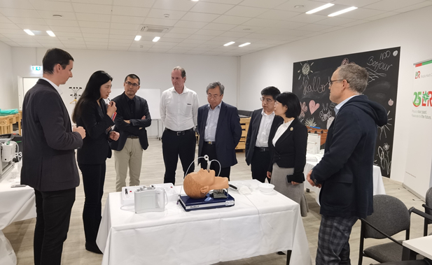 2023年11月10日，，，，国药集团董事长刘敬桢应邀率团会见欧洲领先的高端医用耗材提供商洛曼劳仕医疗集团，，，，与洛曼劳仕集团总裁、首席执行官沃尔夫冈·聚斯勒和首席运营官托马斯·美尼茨谈判交流.jpg