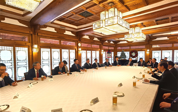 2023年12月20日，，，，国药集团党委书记、董事长刘敬桢加入韩国总理韩德洙会见中方代表团运动并作为代表讲话，，，，就中韩两国在生命康健领域未来生长相助提出起劲建议。。。韩德洙对国药集团在韩中经济社会及生命康健领域的相助生长体现赞许.jpg