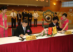2004年6月，，，现代制药在上交所上市