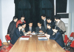 1990年，，，，，，侯惠民向导研发科研职员和企业科研职员一起交流。。。1996年侯惠民中选中国工程院院士